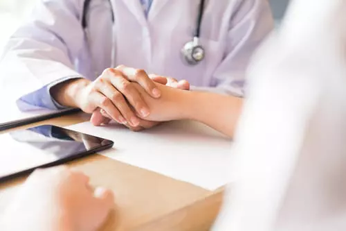 доктор поддерживает пациента перед лечением психических заболеваний